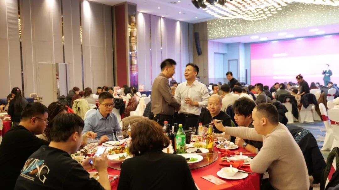 员工用餐.jpg